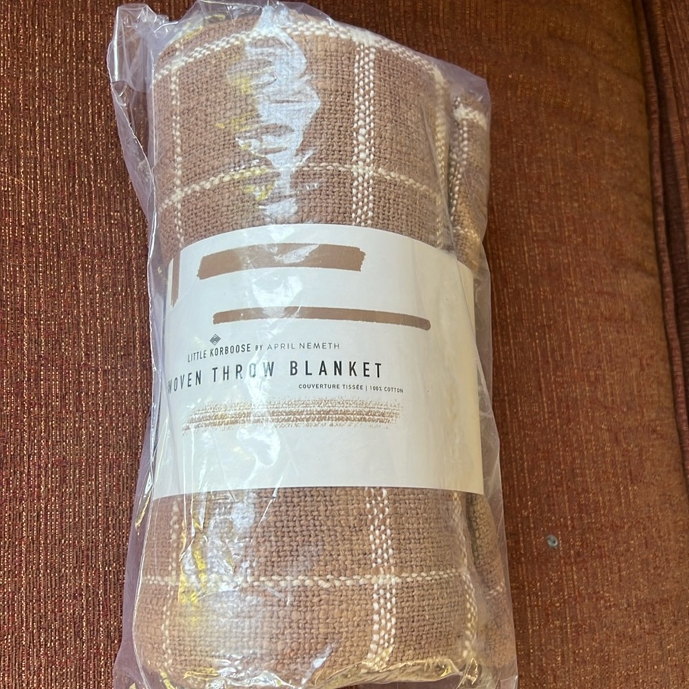 Woven throw blanket